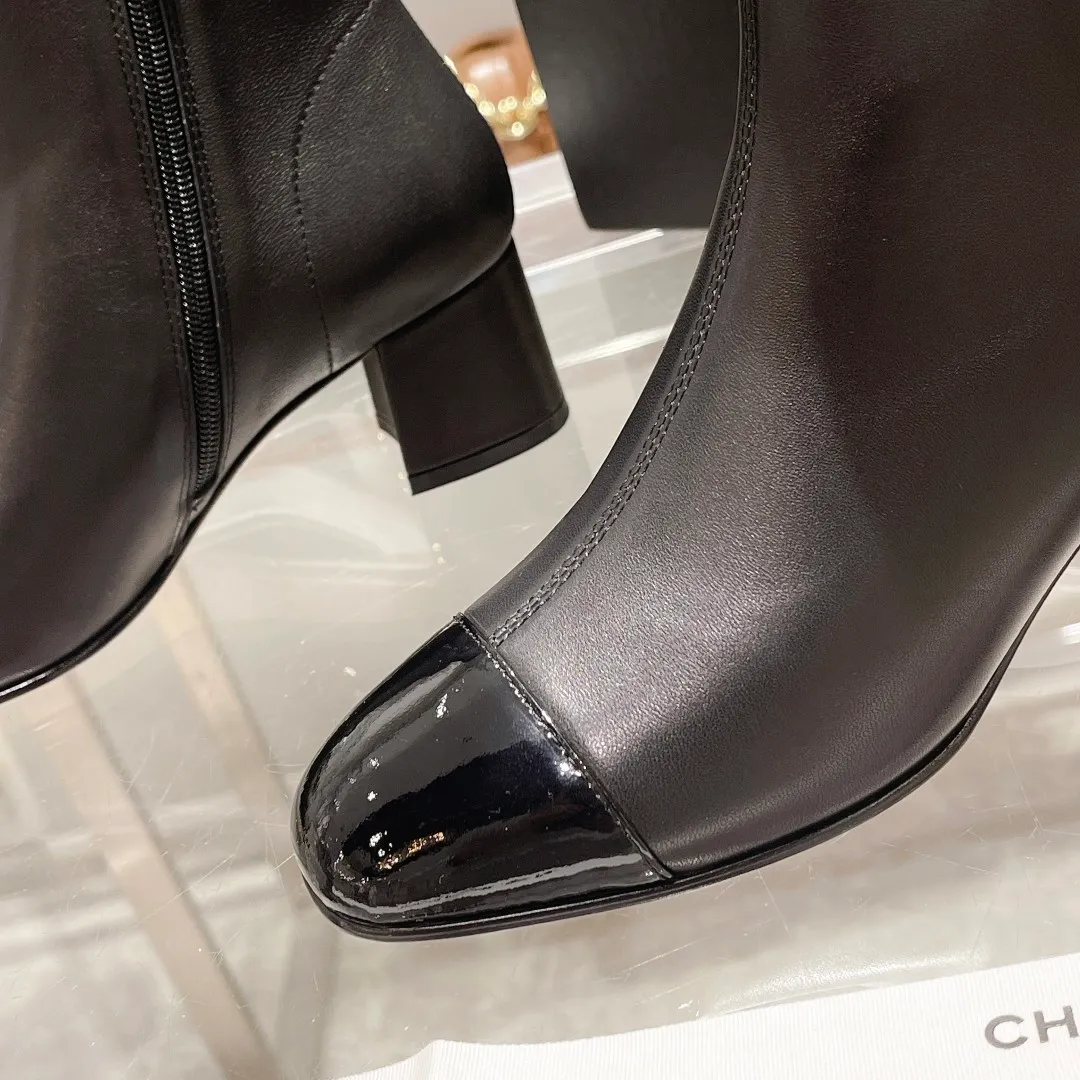👟👟Ex-factory price 640👟👟 🍀Chanel Chanel Xiaoxiang Wannian classic stitching thick heel short boots. 🔻Interpretation of elegant little fragrance〰️Super textured style, low-key but not simple, elegant and noble, especially the small double CLOGO embellishment on the heel, and the simple splicing of different materials on the toe casually reveal elegance and sophistication. It feels like walking on the ground without tiring your feet at all👌🏻. 👟👟👟👟The upper is made of imported Italian lambskin🐑, the lining is lambskin, and the Italian cow leather outsole. Heel height: 5cm. size: 35-39 (34, 40 can be customized)